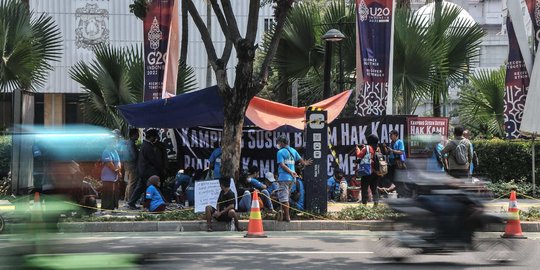 Aksi Warga Kampung Bayam Mengungsi di Balai Kota