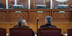 Hendra Kurniawan dan Agus Nurpatria Kembali Jalani Sidang Obstruction of Justice
