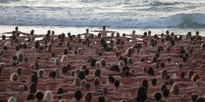 Potret Ribuan Orang Terlanjang Bulat di Pantai Bondi Australia