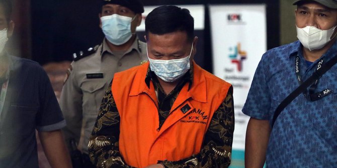Ditahan KPK, Kakanwil BPN Riau Tertunduk Lesu