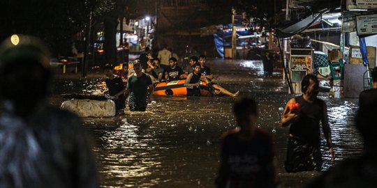 Hujan Deras Di Jakarta Jalan Ulujami Dan Rt Terendam Banjir Hampir