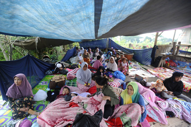 korban gempa cianjur bertahan di pengungsian seadanya