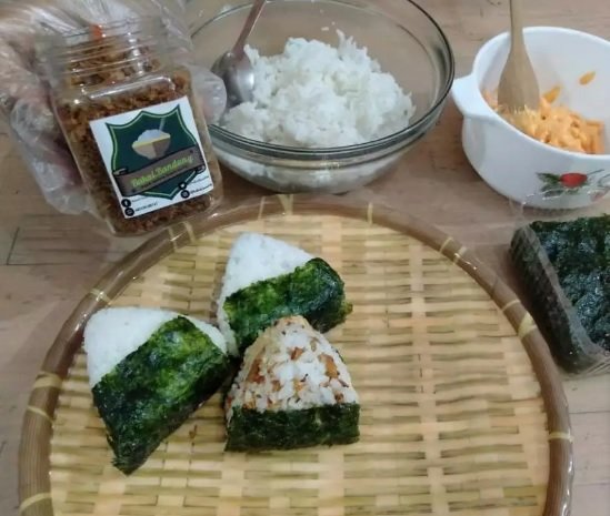 5 cara membuat onigiri dengan nasi biasa tetap lengket dan tidak mudah ambyar