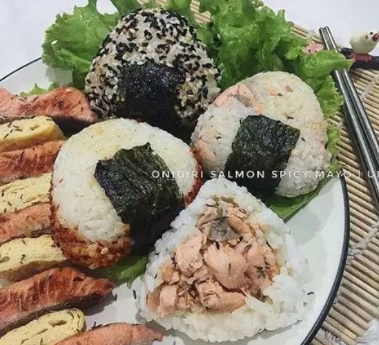 5 cara membuat onigiri dengan nasi biasa tetap lengket dan tidak mudah ambyar