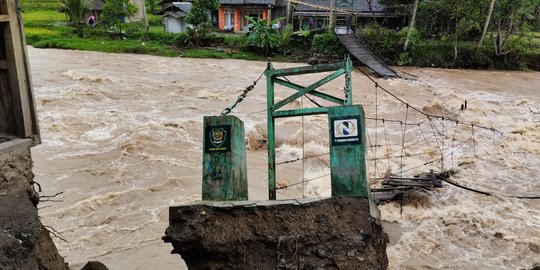 Longsor di Garut Sebabkan Jembatan Ambruk, Ratusan Warga Terdampak