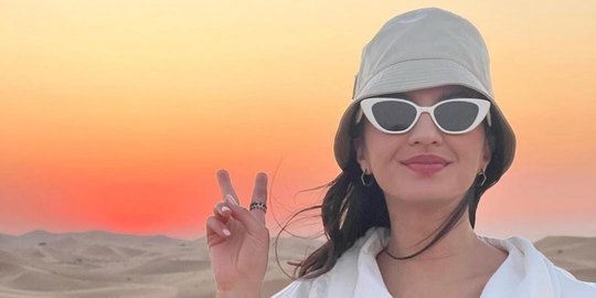 Cantiknya Keterlaluan, Ini Deretan Potret Raline Shah di Gurun Pasir Abu Dhabi