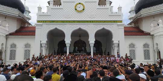 Potret Warga Aceh Berbondong-bondong Mengerubuti Anies Baswedan