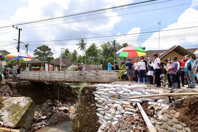 banyuwangi rekonstruksi 36 jembatan berbasis padat karya