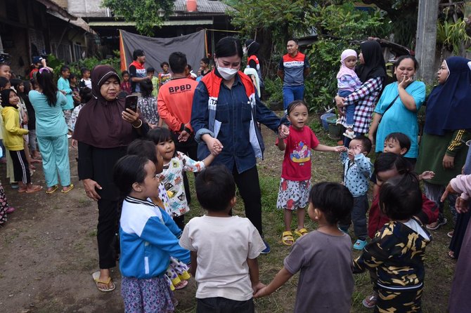 relawan pertamina peduli gelar trauma healing bagi pengungsi di desa mekarsari