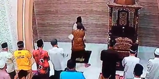 Viral Imam Masjid di Bekasi Diserang Ketika Salat Berjemaah