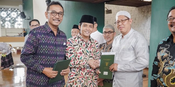 Wamen ATR Serahkan Sertifikat Tanah RS Muhammadiyah dan Masjid PERSIS Bandung
