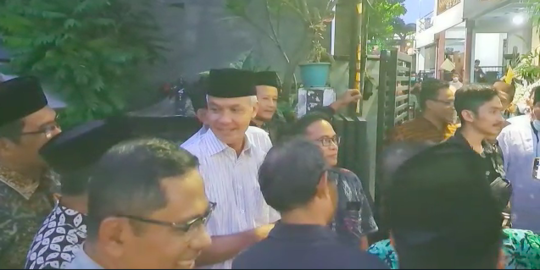 Melayat ke Rumah Ferry Mursyidan, Ganjar Pranowo Disapa 'Pak Presiden'