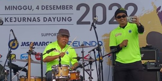 Saat Menteri Basuki Lagi-Lagi Unjuk Gigi Main Drum di Festival Dayung Ciliwung