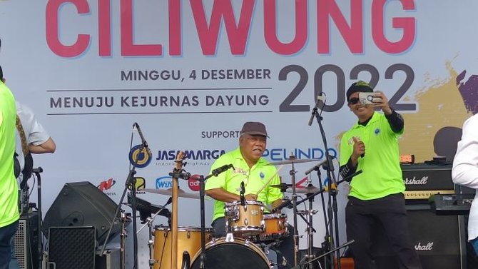 menteri basuki main drum di festival dayung ciliwung