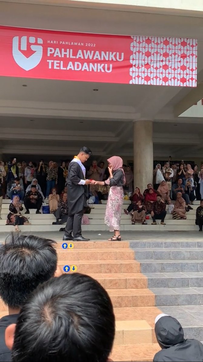 viral mahasiswa lamar kekasih usai diwisuda jadi tontonan banyak orang