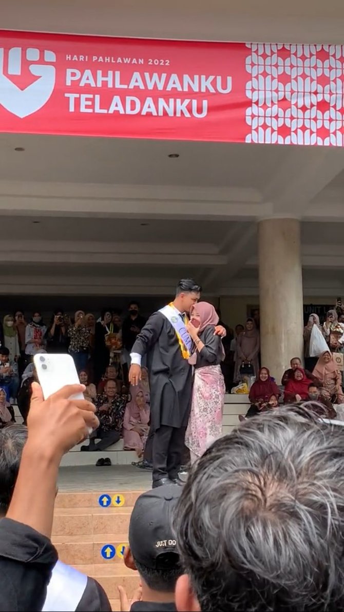 viral mahasiswa lamar kekasih usai diwisuda jadi tontonan banyak orang