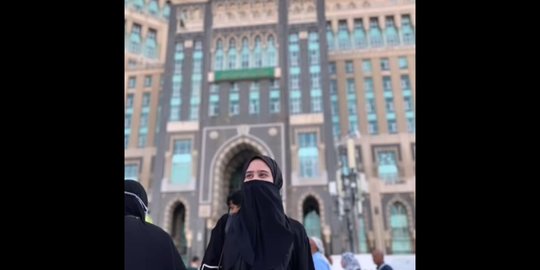 Tissa Biani Umrah Bersama Keluarga, Penampilannya Bercadar Curi Perhatian