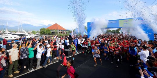 Ribuan Pelari Telusuri Landmark Kota di Banyuwangi Healthy Run 2022