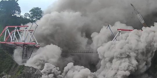 Dahsyatnya Erupsi Gunung Semeru Menerjang Jembatan Gladak Perak