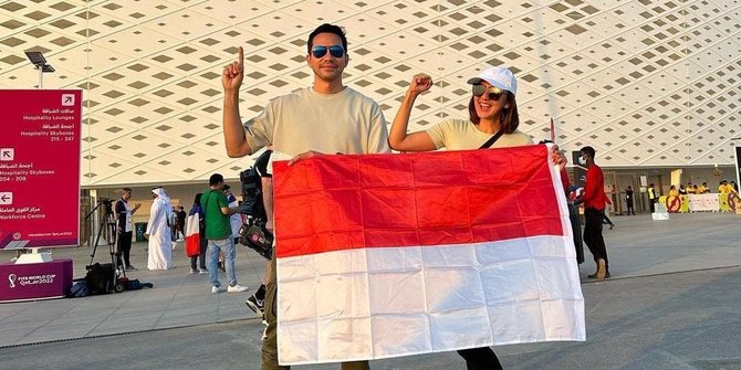 7 Potret Donna Agnesia dan Darius Sinathrya Nonton Langsung Piala Dunia 2022 di Qatar