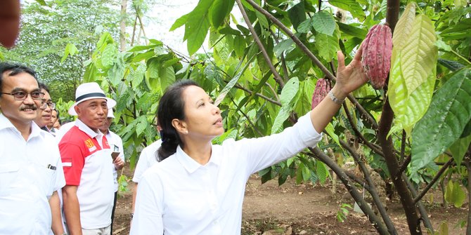 Lama Tak Tersorot, Potret Terbaru Rini Soemarno Muncul Bawa Kue buat Susi Pudjiastuti