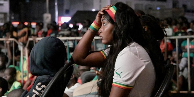 Badai Wajah Sedih Suporter Senegal Usai Ditekuk Inggris