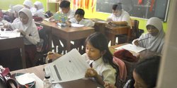 Potret Murid SDN Pondokcina 1 Ujian PAS Setelah Hampir Dua Bulan Belajar Tanpa Guru