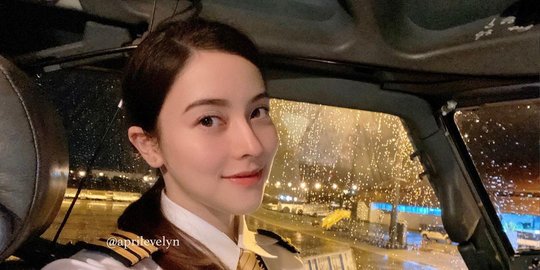 Pesona Pilot Wanita April Evelyn Bikin Ogah Kedip, Cantik Banget Bak Boneka Hidup