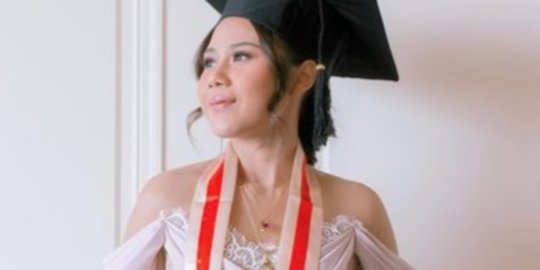 Detail Kebaya Nadin Amizah di Wisuda jadi Perhatian, Ini Potretnya