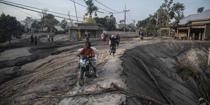 Abu Vulkanik Bikin Jalan Licin Kalau Terkena Hujan