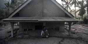 Kondisi Parah Rumah-Rumah Warga Terkubur Abu Vulkanik Semeru di Lumajang