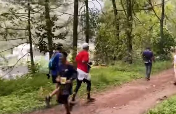 keseruan ganjar pranowo ikut trail run di gunung lawu