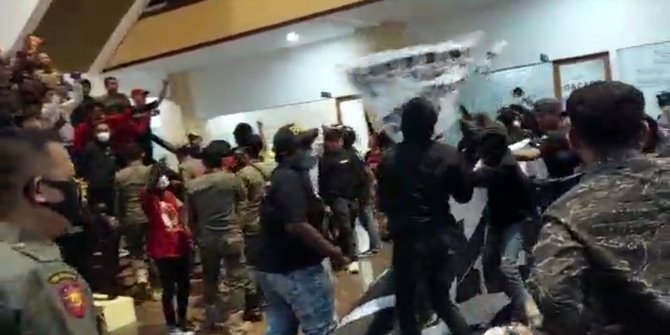 Demo Suporter PSM Ricuh, Lobby Kantor Gubernur Sulsel Dirusak