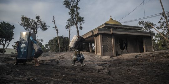 Upaya Warga Selamatkan Barang Berharga Usai Erupsi Dahsyat Semeru