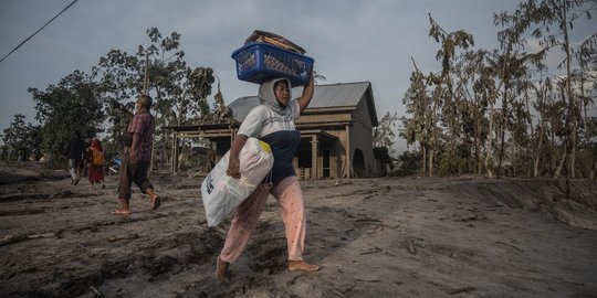 Video Relawan Evakuasi Warga Sekitar Gunung Semeru, Ada yang Menolak