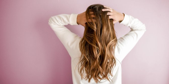 6 Penyebab Rambut Kering dan Mudah Patah, Ketahui Cara Mengatasinya