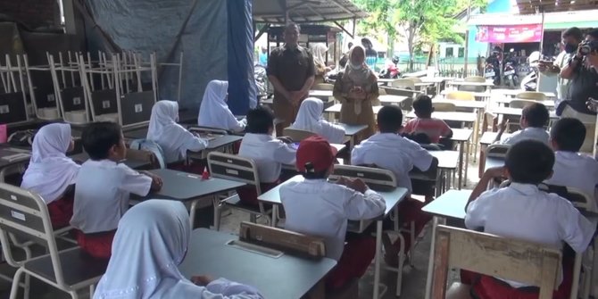 Sekolah Terendam Banjir, Ratusan Murid SD di Bekasi Ujian dari Rumah Warga