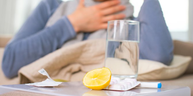 6 Makanan dan Minuman yang Harus Dihindari saat Sakit Tenggorokan