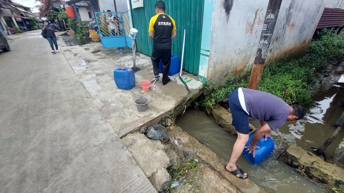 pasokan air bersih terhenti empat hari warga samarinda viral mandi di parit