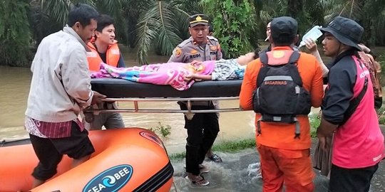 Cerita Pasien Kritis di Aceh Tamiang Dievakuasi Pakai Perahu Karet Akibat Banjir