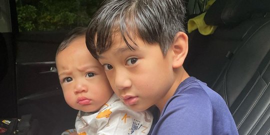 Gemas! Momen Rafathar Gendong Sang Adik, Rayyanza Mau Ikut 'Aa' Sekolah