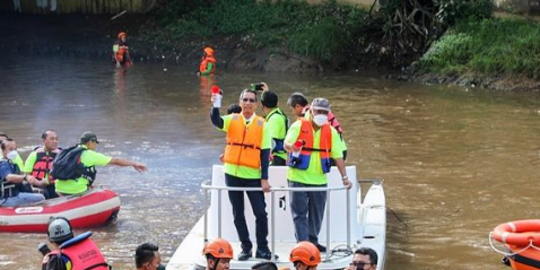 Gaya Santai Menteri Basuki Bareng Pj Gubernur DKI saat 'Belah' Sungai Ciliwung