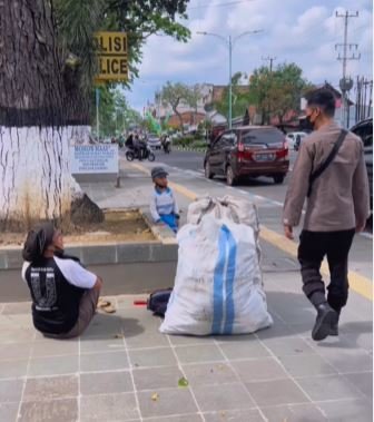 sikap ibu pemulung bikin pak polisi salut 039pendidikan nomor satu039