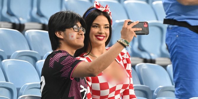 Penampilan Model Seksi Ivana Knoll yang Menghebohkan Tribun Piala Dunia 2022