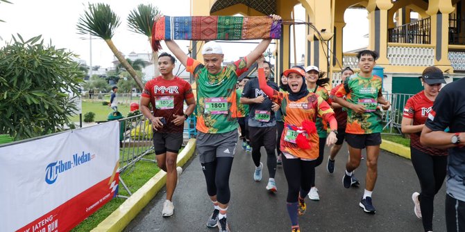 CEK FAKTA: Fakta Sebenarnya, Ganjar Bentangkan Kain Ulos di Marathon Borobudur 2022
