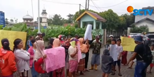 Banjir Tak Kunjung Surut, Warga Perumahan Geruduk Kantor Camat di Medan