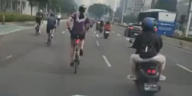 Momen Ketika Dirlantas Marahi Pesepeda Keluar dari Jalur Sepeda