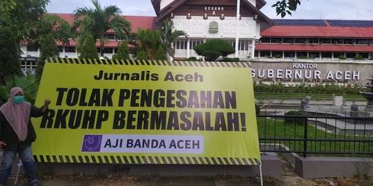 Jurnalis Tutup Pintu DPRA dan Kantor Gubernur Aceh dengan Papan Penolakan RKUHP
