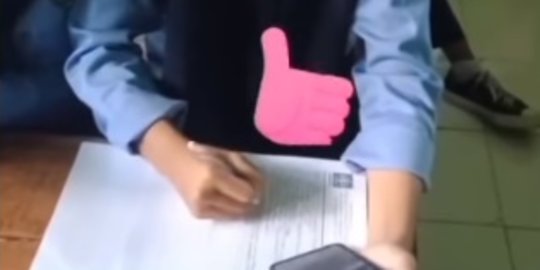 Punya Gaya Menulis yang Unik, Kebiasaan Siswa Ini Curi Perhatian