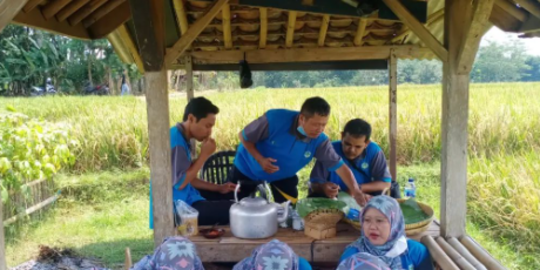 Kedai Nasi Liwet di Subang Ini Unik, Tawarkan Konsep Makan di Tengah Sawah